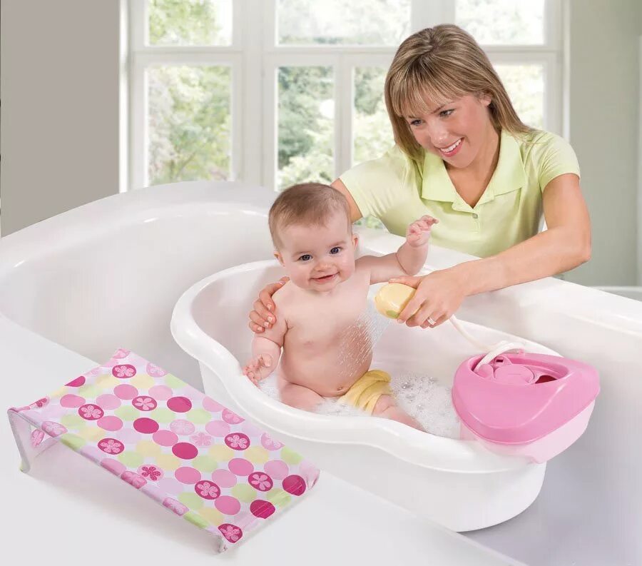 Child bath. Гигиеническая ванна новорожденного. Гигиеническая ванна для грудного. Мама купает ребенка. Мама купает малыша в ванночке.