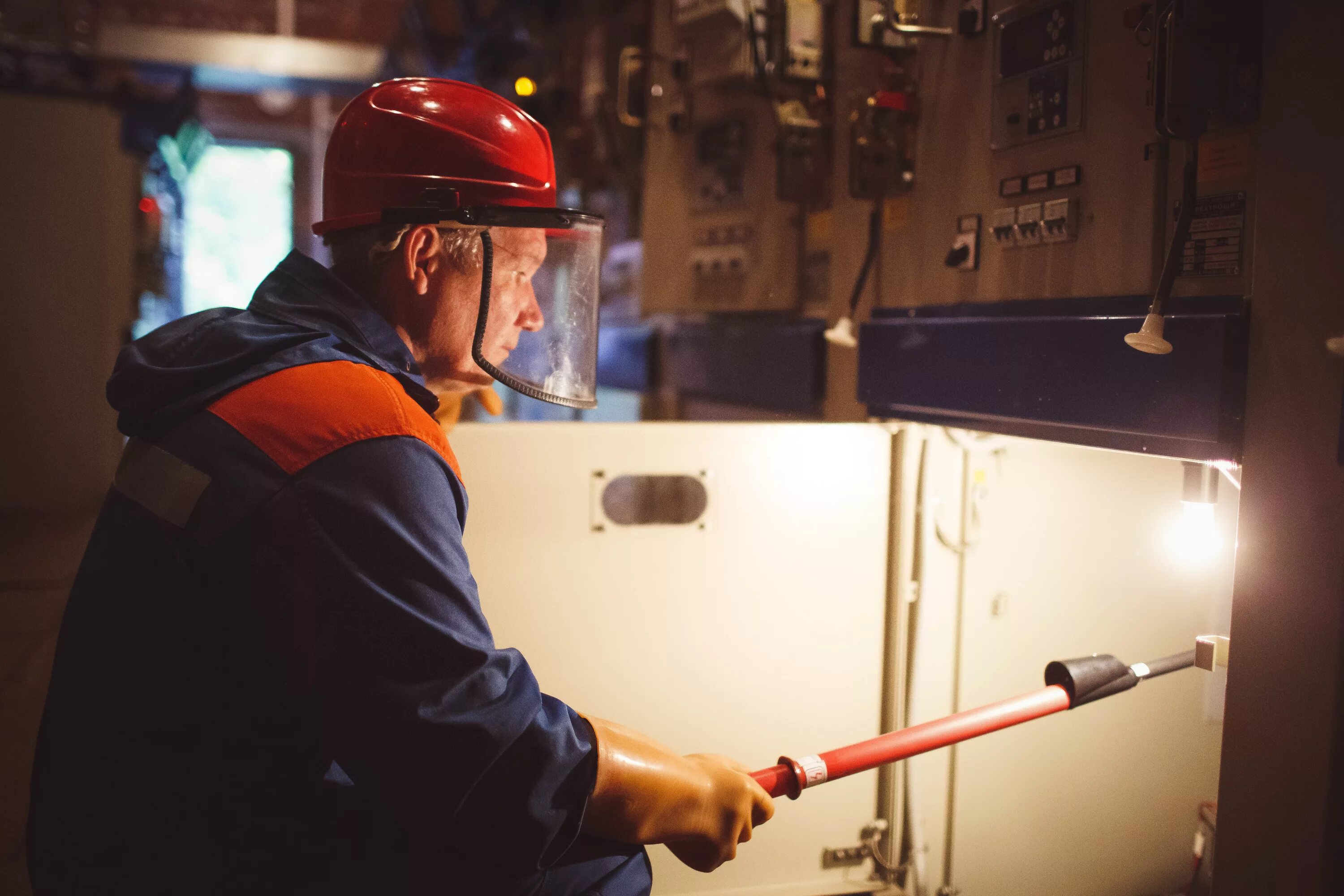 изолирующие клещи на напряжение до 1000 в. сиз основные и дополнительные до и выше 1000 в электроустановках. выше 1000в. аппаратура защиты. переносное заземление в электроустановках.