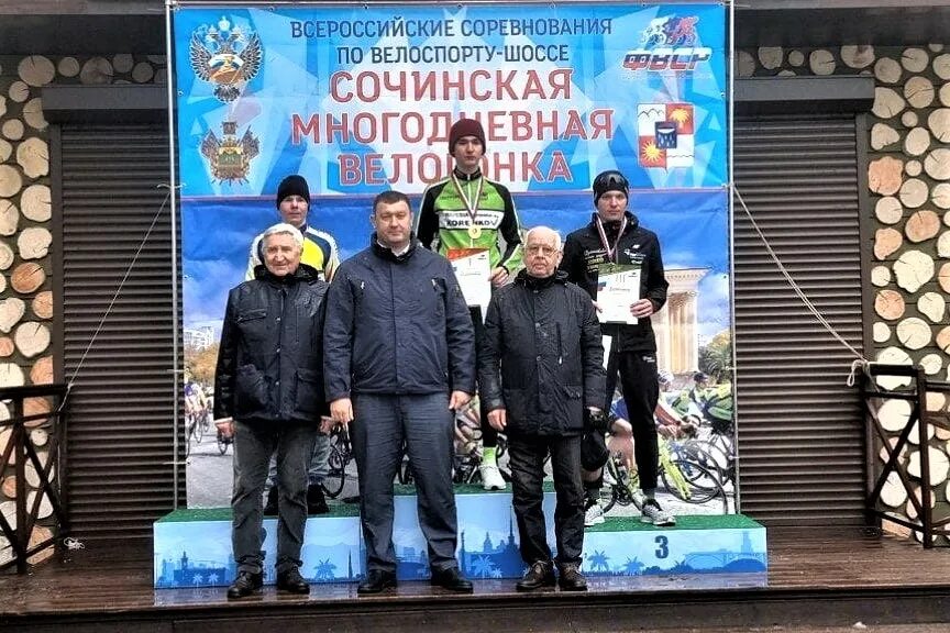 Фото спортсменов. Стадион славы метревели сочи. Гимнастки на пьедестале. Сочи всероссийские соревнования среди инвалидов. Всероссийские соревнования прыжки на батуте.