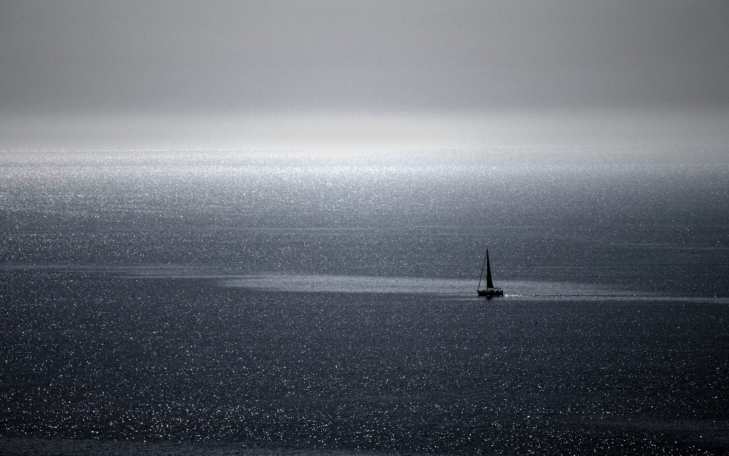 Корабль в океане одинокий. Одинокий корабль. Корабль в тумане. Одинокие корабли. Парусник в тумане.