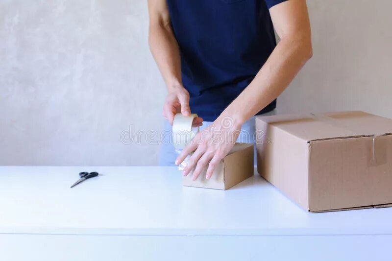 Коробочка с подарком для девочки. Коробка заклеенная скотчем. Упаковка для женщин. Клеющая коробочку девочка. Коробочки клеим.