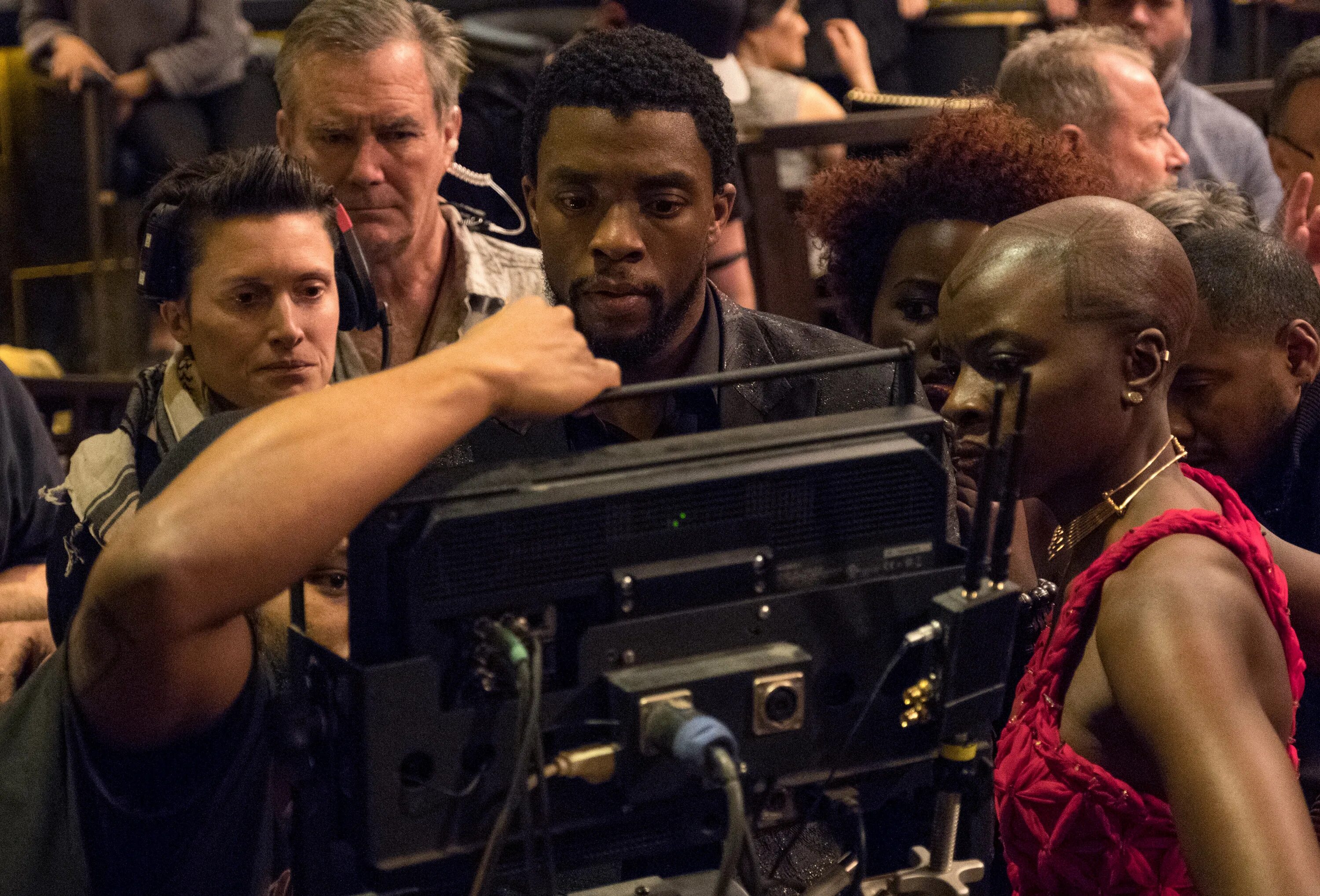 Чедвик боузман. Люпита нионго черная пантера. Чёрная пантера фильм 2018 киллмонгер. Фильм чёрная пантера 2. Серная пантера кадры из фильма.