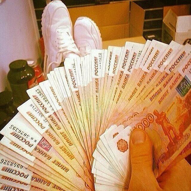 Человек с деньгами. Человек с деньгами в руках. Красивая женщина с деньгами. Девушка с долларами. Девушка с деньгами.