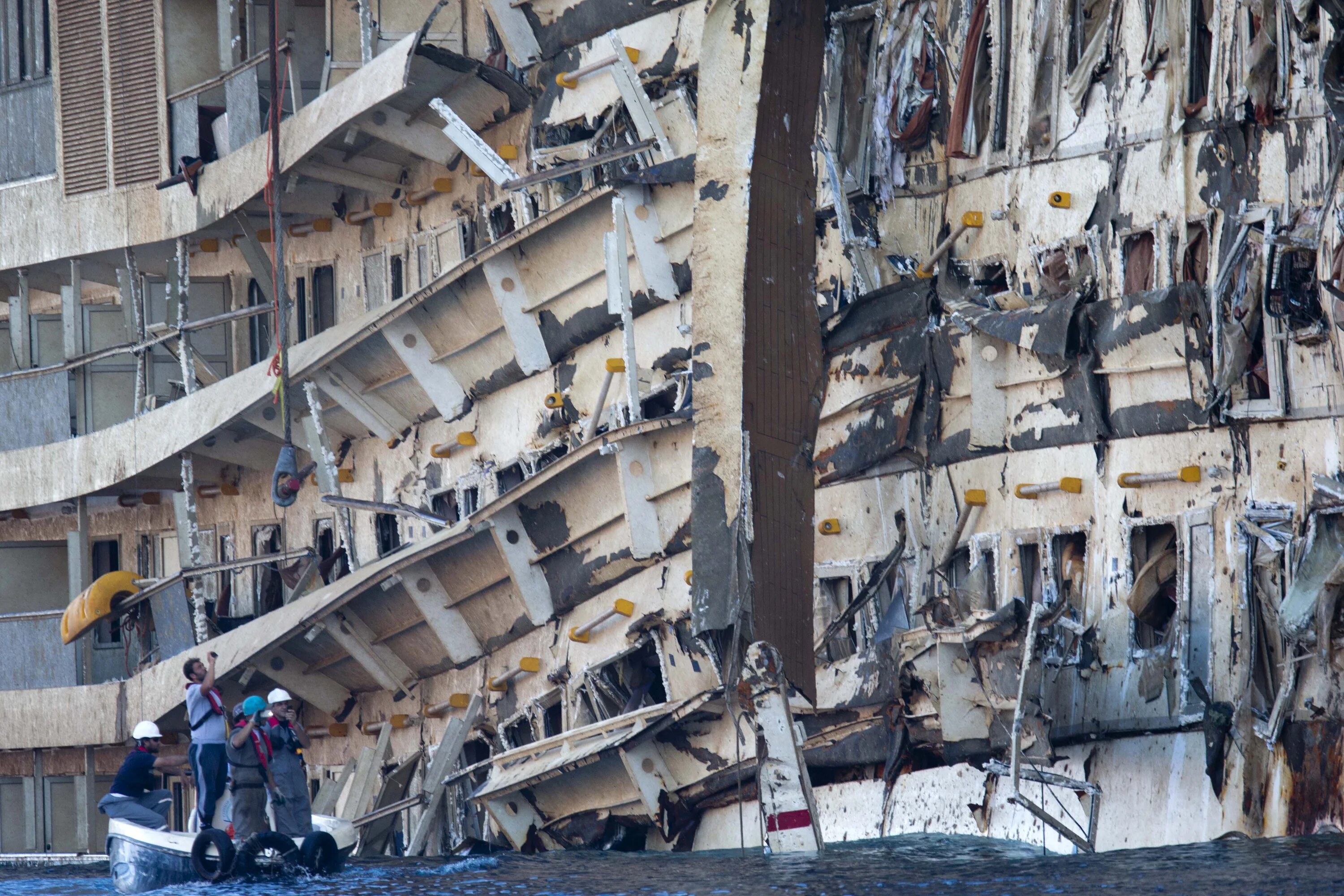 Конкордия крушение. Крушение лайнера Costa Concordia. Коста Конкордия крушение сейчас. Коста Конкордия затонувшие корабли. Коста Конкордия 2012.