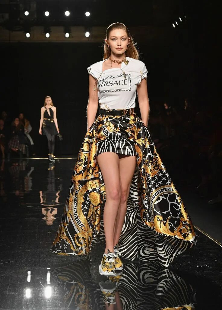 Подиум показ. Испанская мода. Показ мод 2023. Dior catwalk. Gigi hadid versace dress.