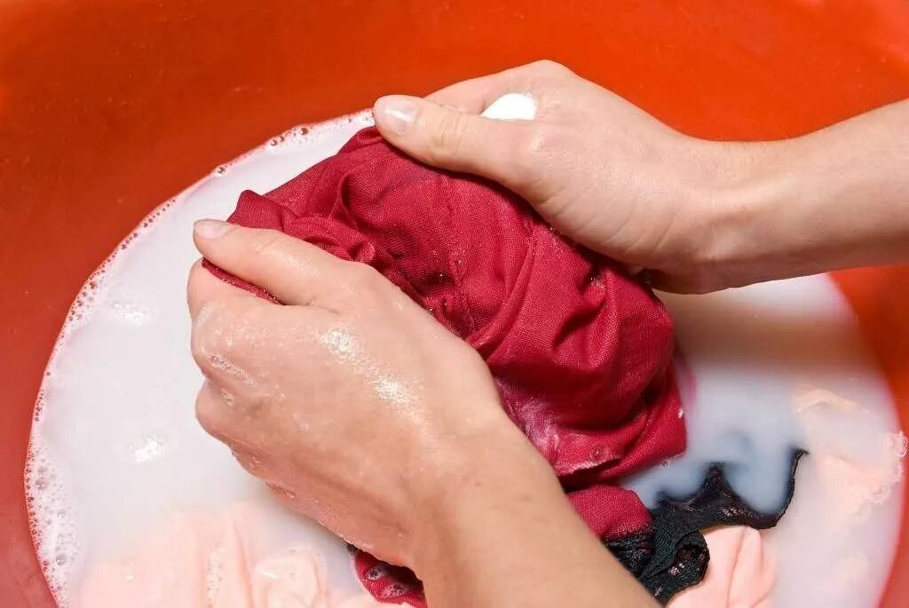 Чем отмыть брызги. Выведение пятен с ткани:. Стирка одежды. Стирка руками. Стирка ткани.