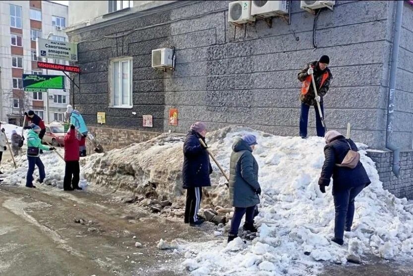 Санитарная очистка города. Санитарная очистка городских территорий. Субботник очистка снега. Снег во дворе.