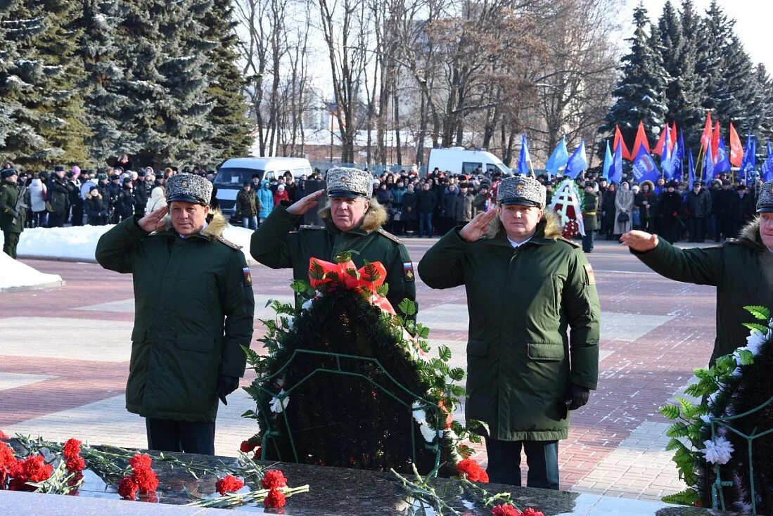 Сохраним память защитников. День памяти защитников Отечества. Вечная память защитникам Отечества. Акция памяти защитникам России. Защитников Отечества проводили в Кашире.