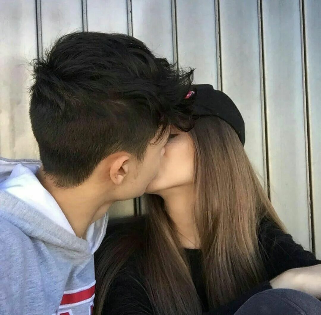 Фото поцелуя девушки с девушкой. Парень с девушкой подростки поцелуй. Милые подростки. Красивые парочки подростков. Красивые парочки подростков 14 лет.