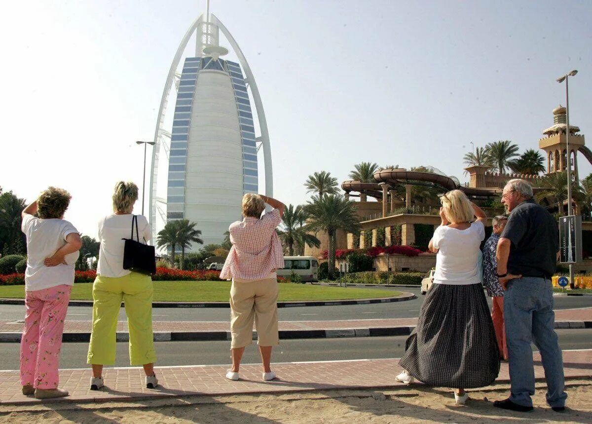 Жить в дубае русским. Туристы в Дубае. Nehbcnrb d 'vbhfnf[. Российские туристы в ОАЭ. Туристы в Эмиратах.