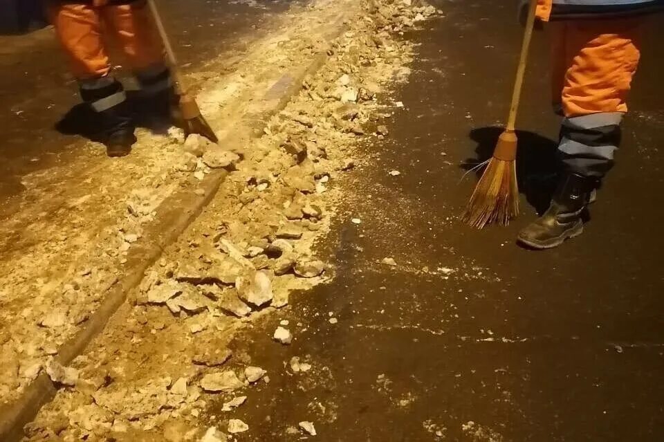 Девочка отрабатывает долг. Девочка отрабатывает долг