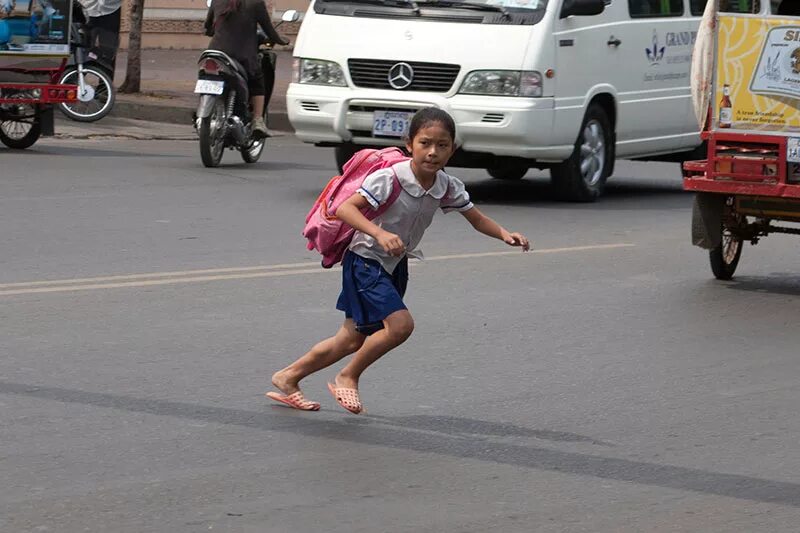 Ту у дорога дети. Дети на дороге. Ребенок выбежал на дорогу. Выбегать на дорогу. Ребенок испугался на дороге.