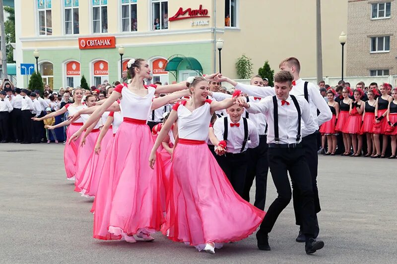 дети танцуют вальс. восточные ритмы вальс как пишется восточный ритм вальс. конкурс вальса. уральский вальс. бальный танец на балу.