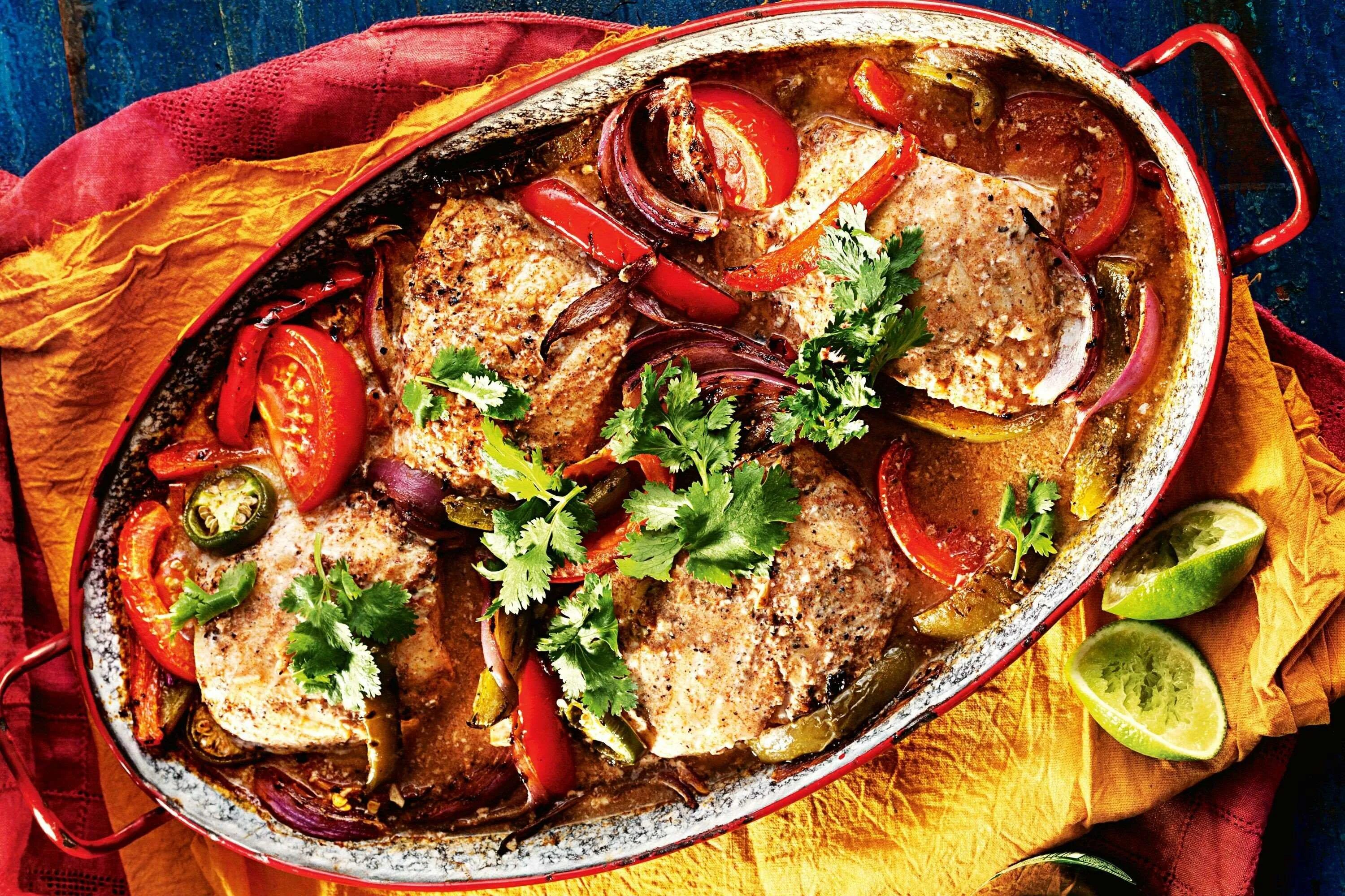 Мясо запеченное с овощами в духовке. Мясо с овощами. мясо запеченное с овощами. мясо с овощами в духовке. мексиканские блюда из мяса.