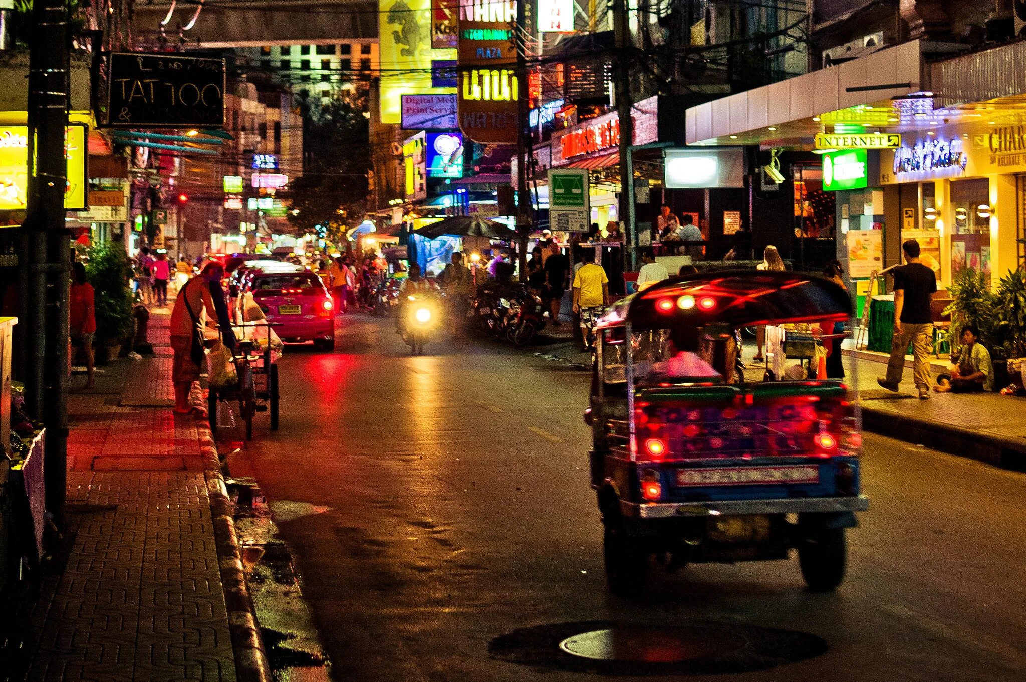 Вечерний бангкок. Сукхумвит Бангкок. Sukhumvit soi Бангкок. Тайцы Бангкок. Бангкок Таиланд население.