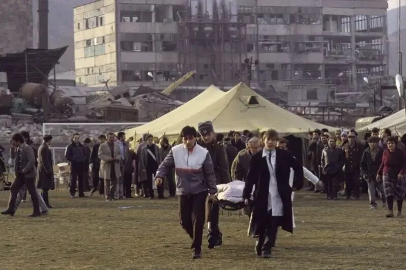 Ереван 1988. Спитак землетрясение 1988. Землетрясение в Спитаке в Армении 1988. Город Спитак Армения землетрясение.