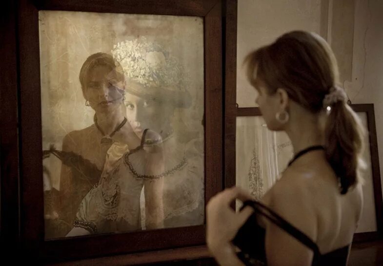 Вижу ее отражение. "Отражение прошлого" (фотограф том Хасси).. Отражение в зеркале. Смотреться в зеркало. Женщина в зеркале.