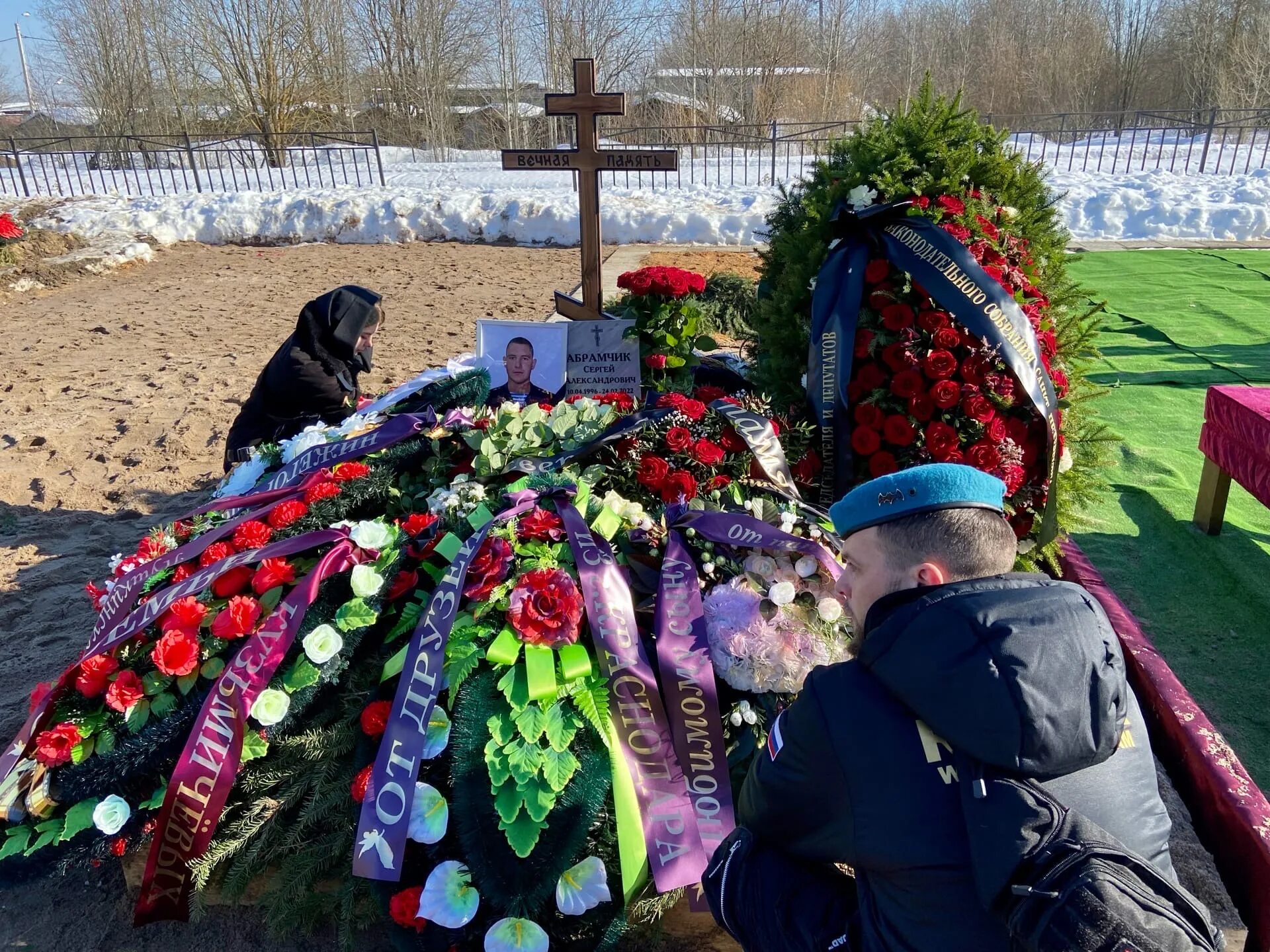 Сколько погибших на сво официально. Простились с погибшим на Украине. Могилы погибших на Украине.