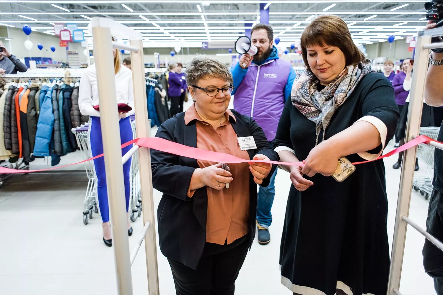 Фамилия магазин. Тц три кота. Familia одежда. Магазин фамилия астрахань. Фамилия астрахань каталог.