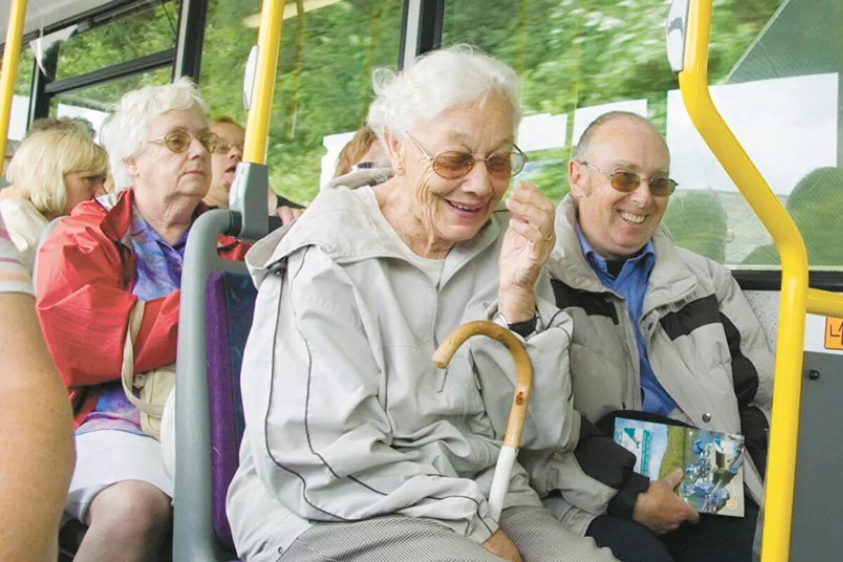 Бесплатный для льготников. Пожилые люди в автобусе. Пенсионеры в общественном транспорте. Пенсионеры в автобусе. Бабушка в автобусе.