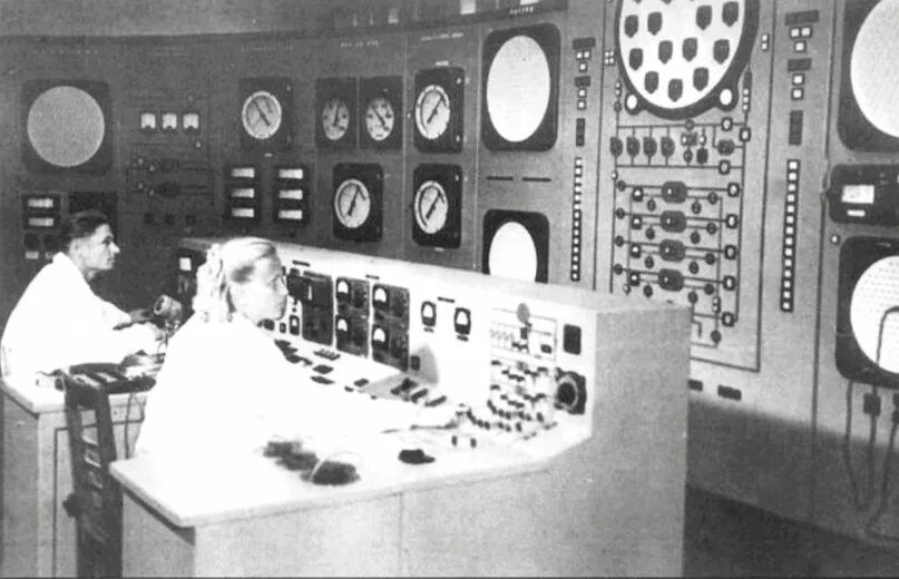 Пуск первой аэс. Первая в мире женщина-оператор АЭС Т. М. Колыженкова. Обнинская АЭС пульт управления. Первая атомная электростанция. Операторская АЭС.