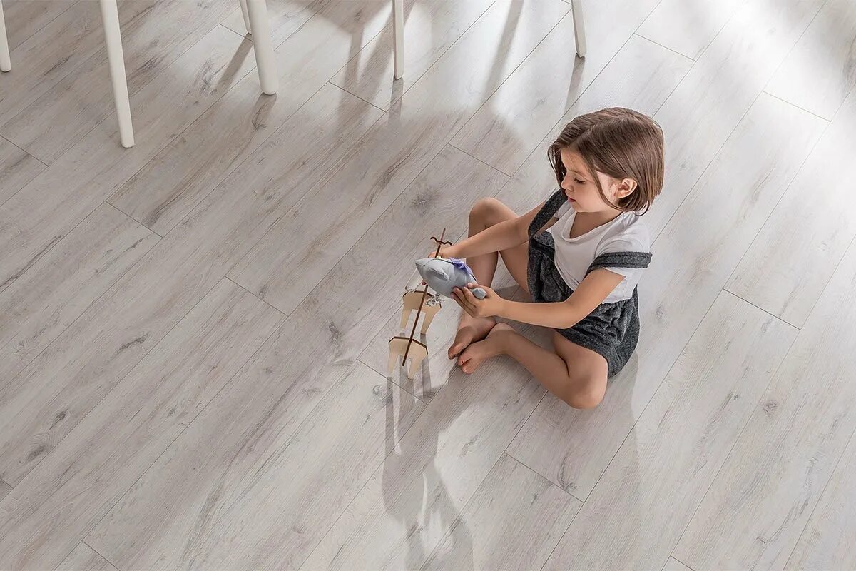 Постелить линолеум. Линолеум лежит. Стелить линолеум. Напольные покрытия quick-step. Укладка линолеума.