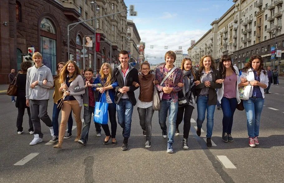 Много изменилось. Люди на улице. люди на улице города. люди в городе. много людей в городе.