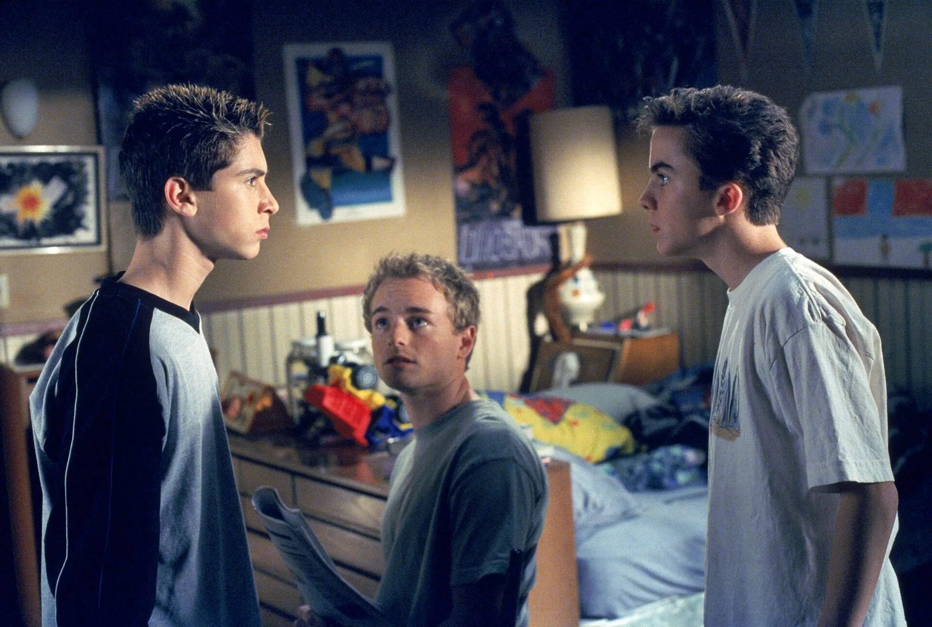 Malcolm in the middle. Malcolm the middle. малькольм сериал. малкольм в центре внимания. малкольм посередине.