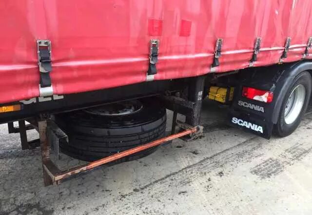 Корзина полуприцеп. Кронштейн запасного колеса на прицеп шмитц. Krone sd 2021 ящик под запаску. Кронштейн запасного колеса полуприцепа маз. Корзина под запаску на полуприцеп шмитц.