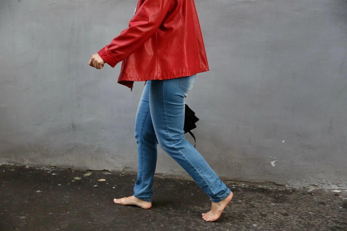 Всегда босые. Босые подошвы. Босые ноги на асфальте. Ходьба босиком. Ноги на цыпочках.