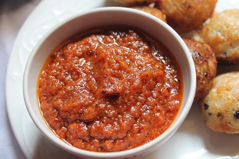 Tomato and onion and. Chutney Индия. Морковный чатни. Tomato Chutney. Луковый чатни.