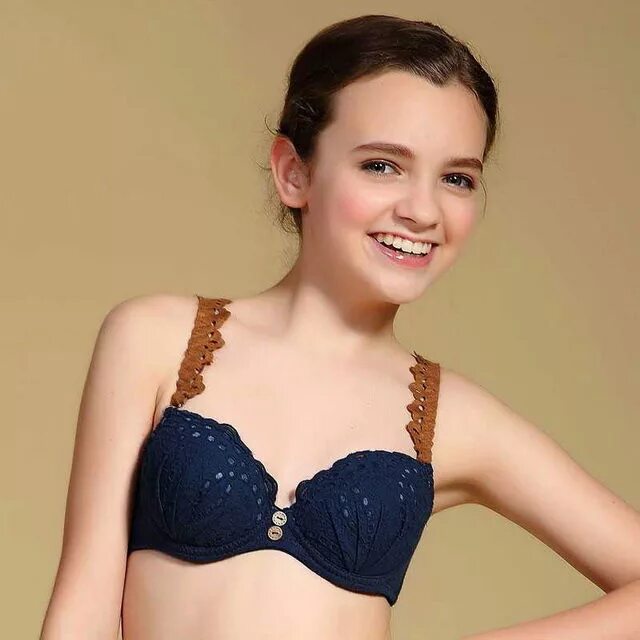 Лифчик 1 размера. Первый размер девочки. Первый размер девочки. Маленький лифчик. Черный лифчик.