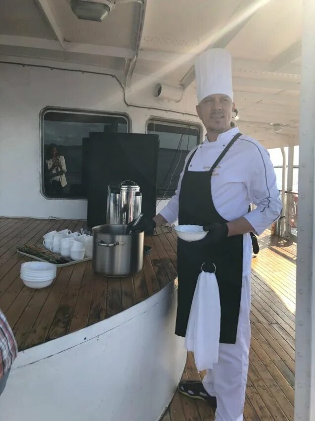 Повар на судне. Камбуз на военном корабле. Шеф повар доменико. Фотосессия на корабле. Кок на корабле.