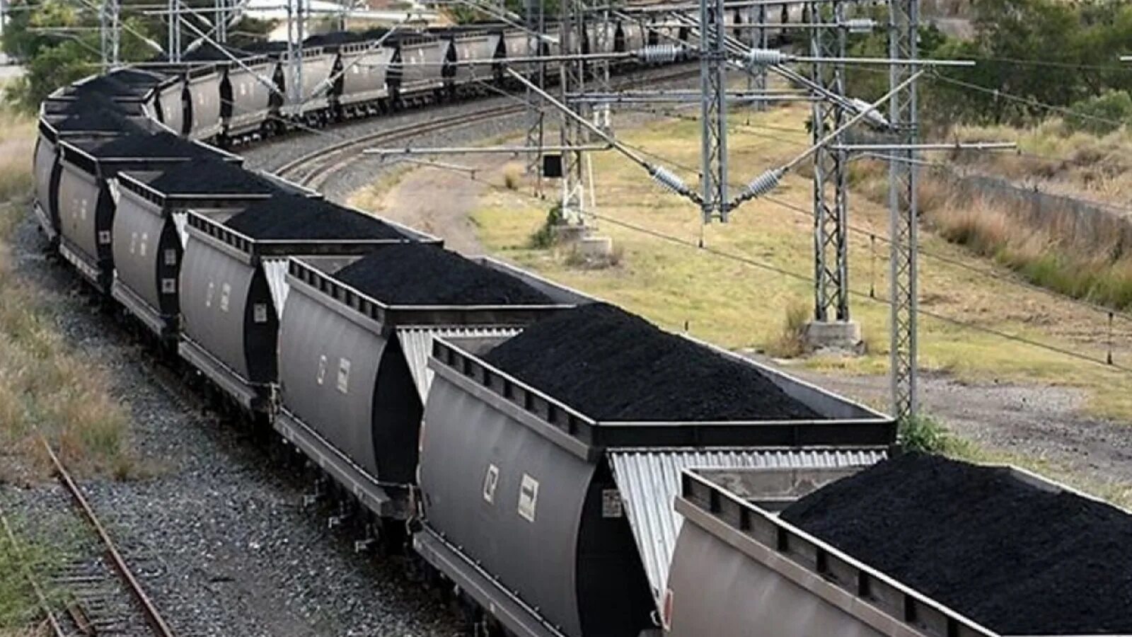 Вагоны с углем. Поезд с углем. Грузовые вагоны с углём. Полувагон с углем. Уголь в вагоне