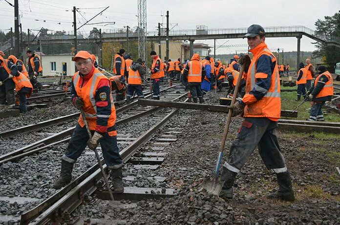 Рабочий на железной дороге. Форма монтера пути РЖД. РЖД ПЧ-15 монтёр пути. Путеец РЖД. Монтер пути РЖД пч1.