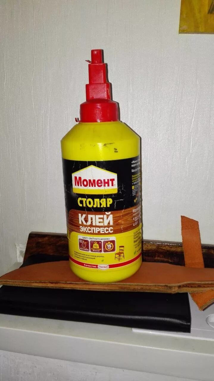 Клей который клеит хорошо. Герметик для уголков пластиковых. Каким клеем надо клеить. Клей для страз на ткань. Каким клеем надо клеить.