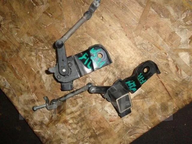 Датчик уровня кузова w218. Датчик уровня кузова viano. Передний, левый, датчик уровня кузова туарег 2011. Датчик уровня кузова voxy. Датчик уровня кузова туарег 2008 год.