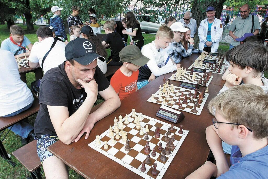 Шахматы берег. Шахматный клуб. Шахматы берег. Польские шахматы. +шихалиев +леонард +шахматы.