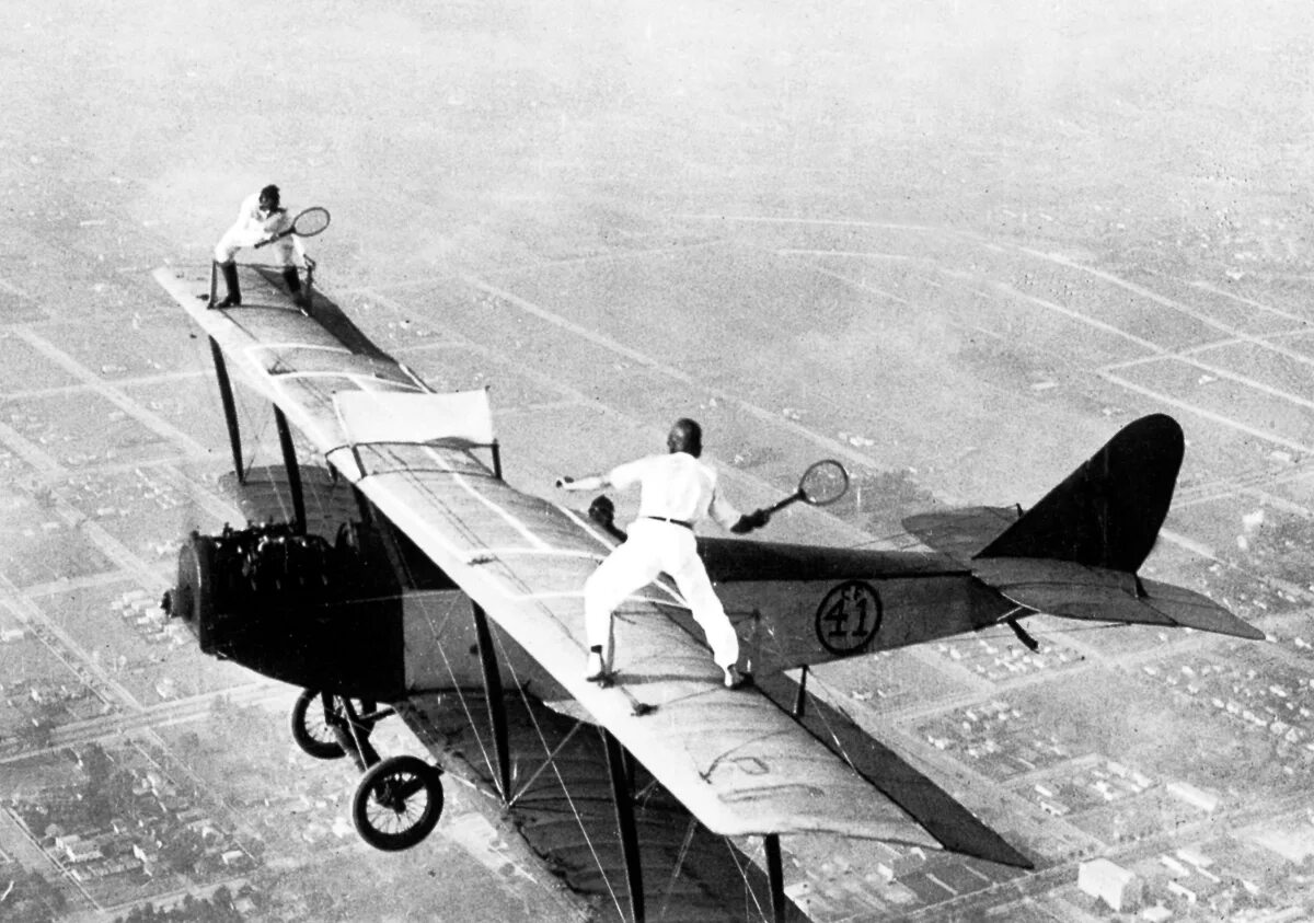 Flying plane 1 4. Самолёт-биплан "Райт-Абрамович". Теннис на самолете 1925 год. Ретро Авиация. Старые самолеты.