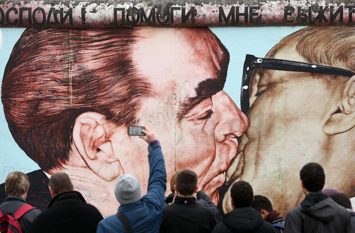 Помоги мне выжить среди этой смертной любви. Поцелуй Брежнева и Хонеккера на Берлинской стене.