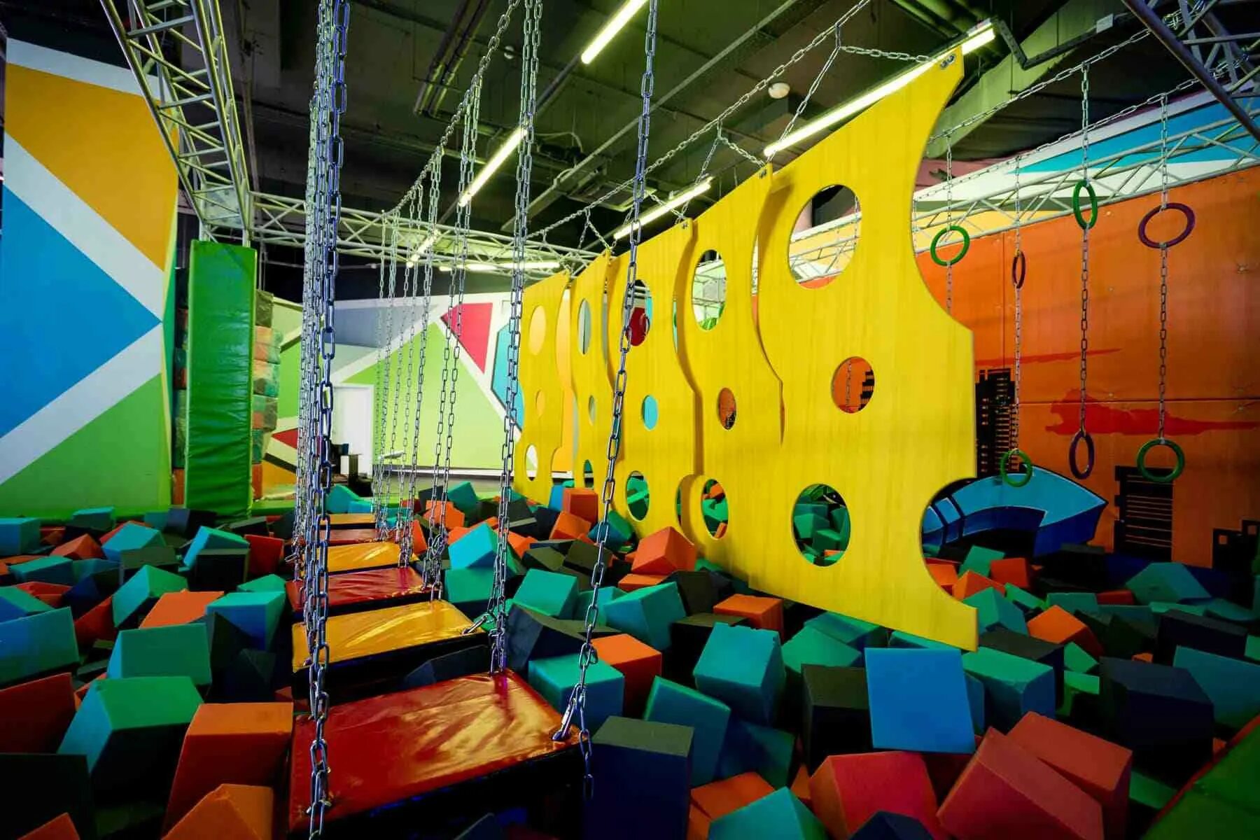 Батутный парк атмосфера зеленопарк. Атмосфера колумбус. Батутный парк атмосфера каширская плаза. Батутный центр тюмень сити молл. Атмосфера колумбус.