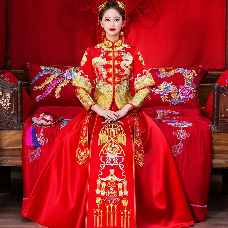 Как будет китайский красный. Традиционное китайское платье. Красный традиционный китайский костюм. Красное китайское платье. Китайский Королевский наряд.