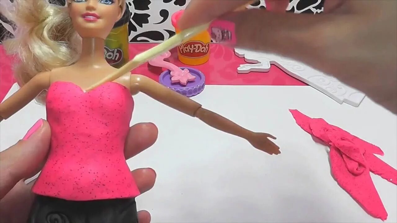 Кукла Барби из пластилина. Платье из пластилина для кукол. Игрушки для Барби из пластилина. Лепка из пластилина для Барби.