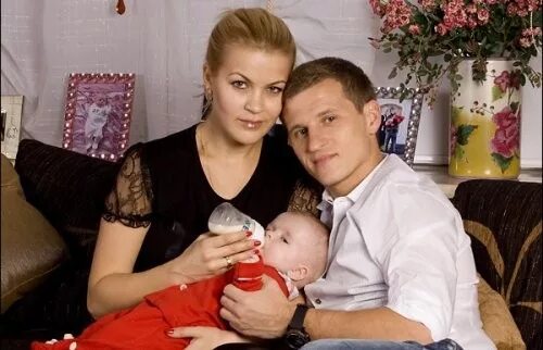 "Сломал кровать о мою голову". Экс-жена футболиста Алиева пожаловалась на побои