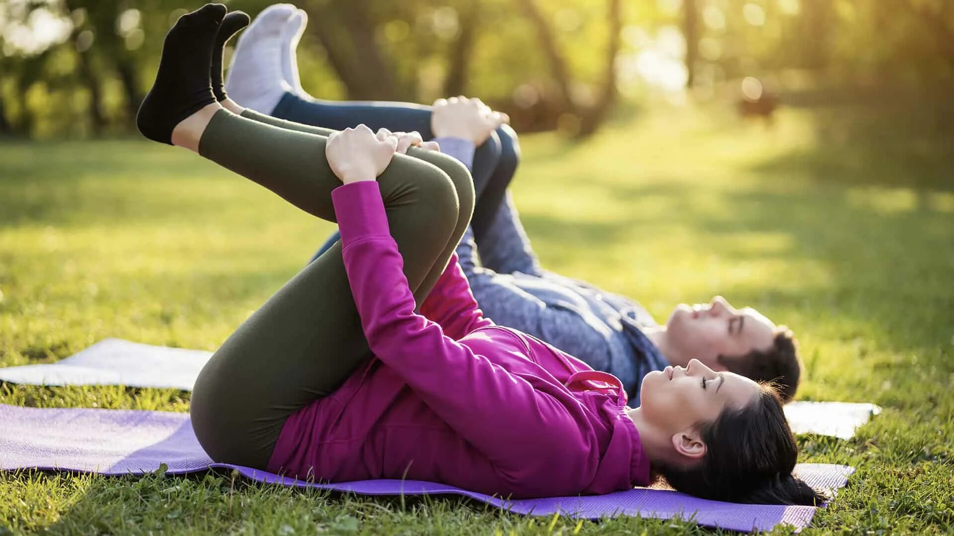 Апанасана. Park couple exercise. Фото гимнастика обнимашки ног на стуле. Описание и фото гимнастика обнимашки ног.