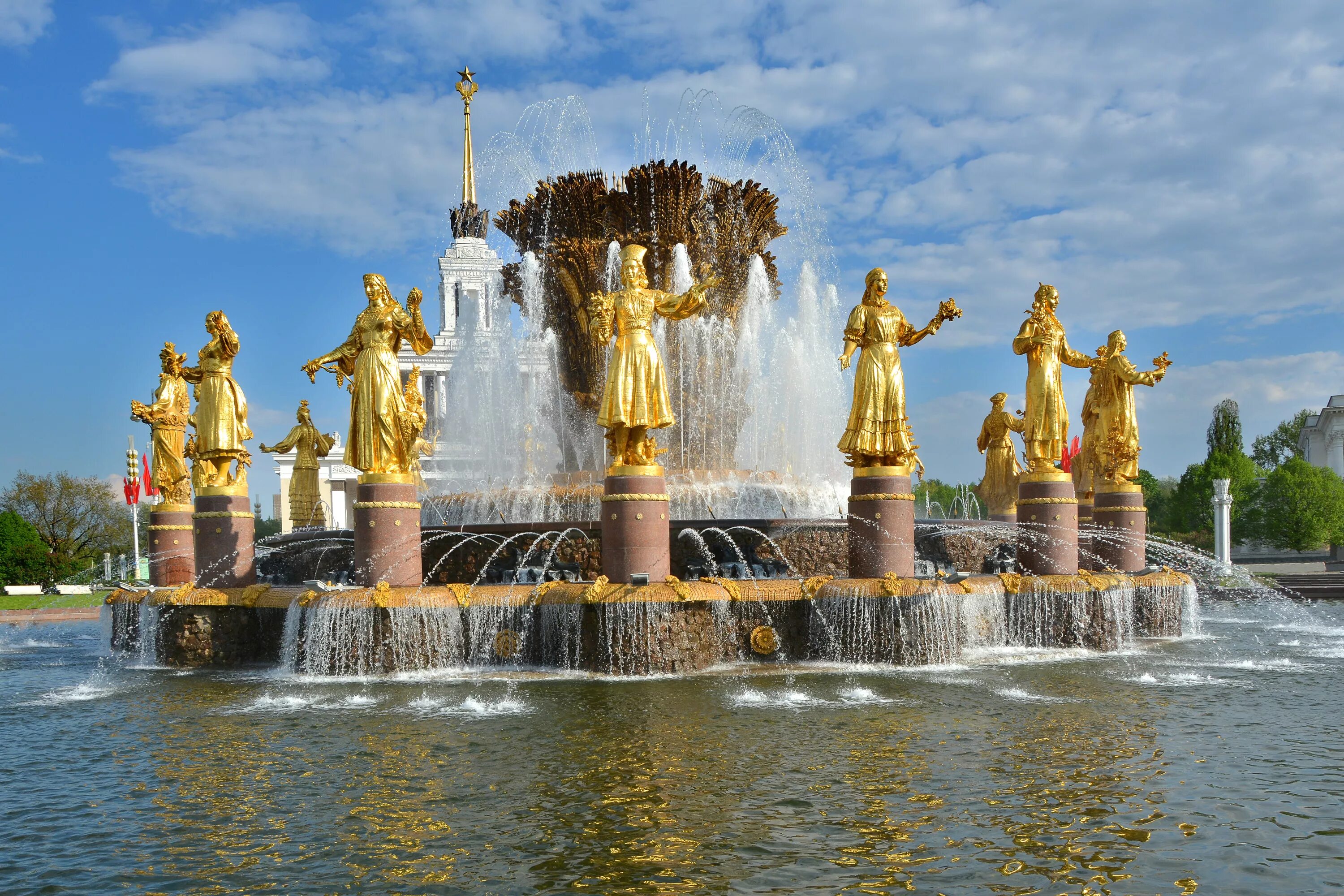 Парк ВДНХ Москва. Петергоф. Фонтан дружбы народов на ВДНХ сверху. Скульптура Карелия в фонтане Дружба народов. Знаменитые достопримечательности россии