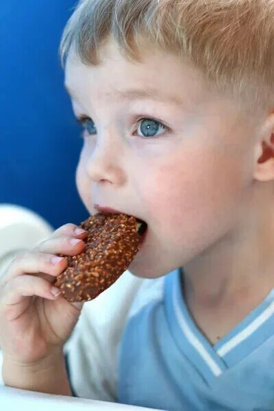 Кто съел мою печеньку. Мальчик ест печеньку. Маленький мальчик кушает. Ребенок ест печенье. Папа кушает печенье.