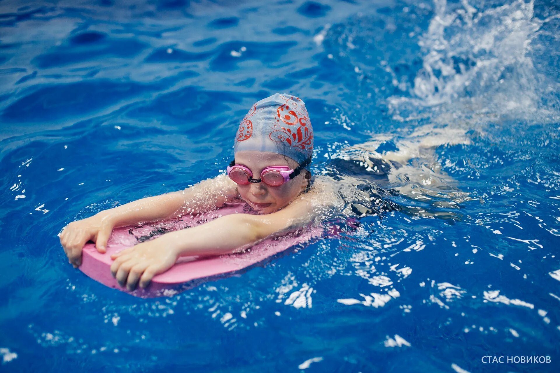 В бассейне легче плавать. Плавание дети. Дети пловцы. Доска для плавания. Приспособление для обучения плаванию детей.