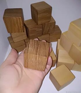 Деревянный окрашенный куб