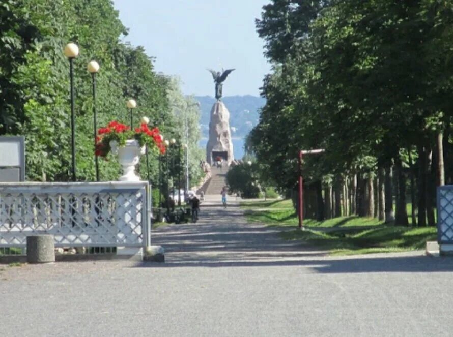 Парки таллина. Эстония парк. Детская площадка в парке кадриорг таллин. Парк шнелли в таллине. Парк кадриорг.